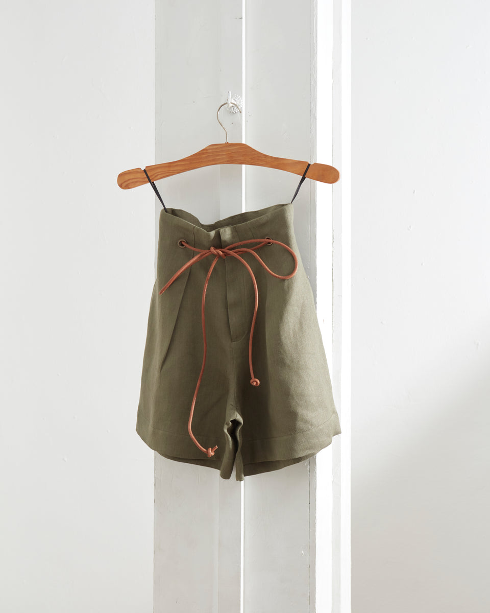 SHORTS WITH LEATHER BELT